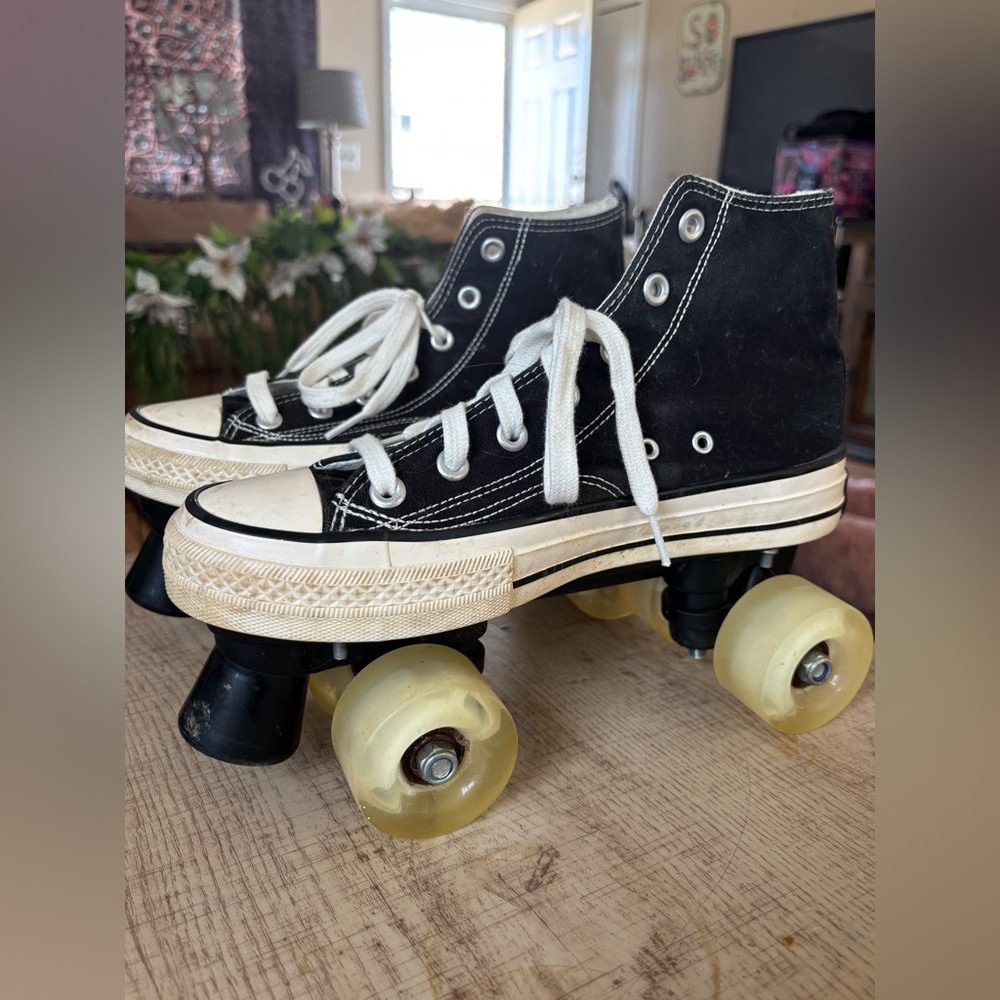 Even Star Chuck-Style Roller Skates